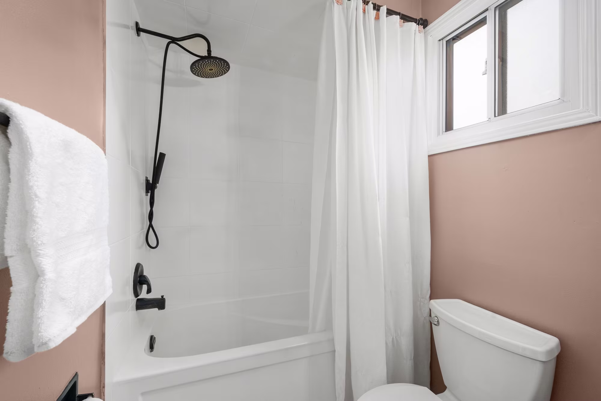 Upper bathroom shower and tub at 10-765 Oklahoma Dr, Pickering