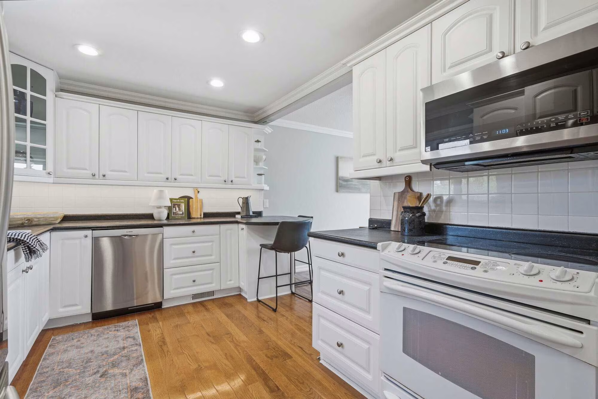 Kitchen stove and range hood at 39 Anstead Crescent, South Ajax