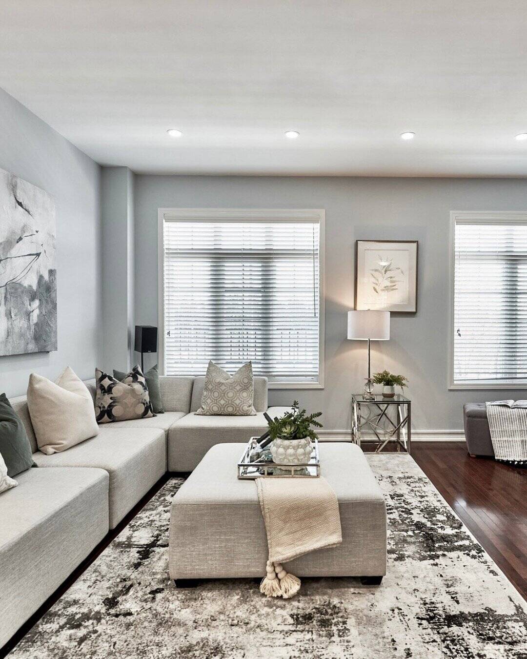 Living room after staging with neutral tones, elegant decor, and a calm, welcoming atmosphere.