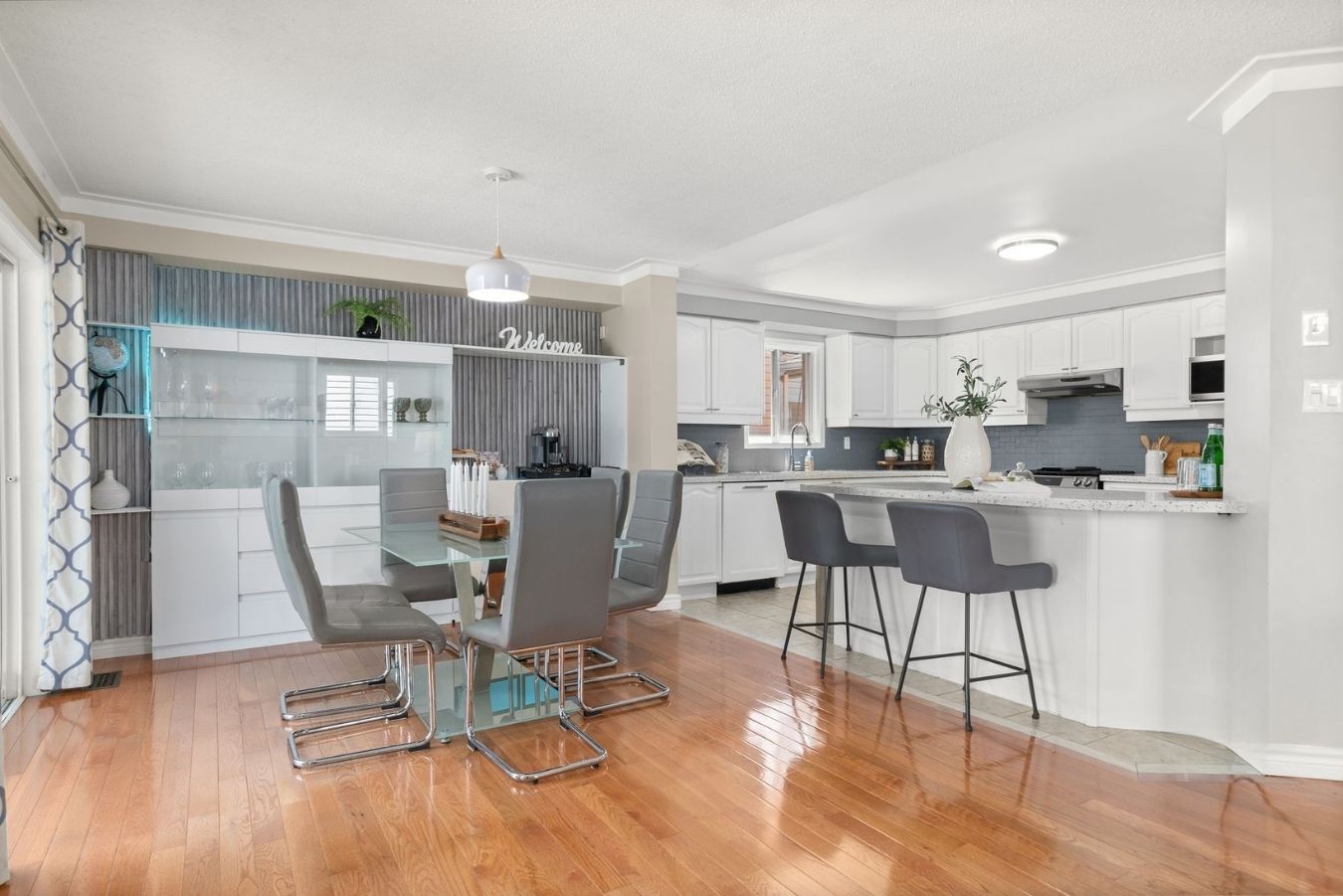 1509 Grandview St N Oshawa Breakfast Bar 1