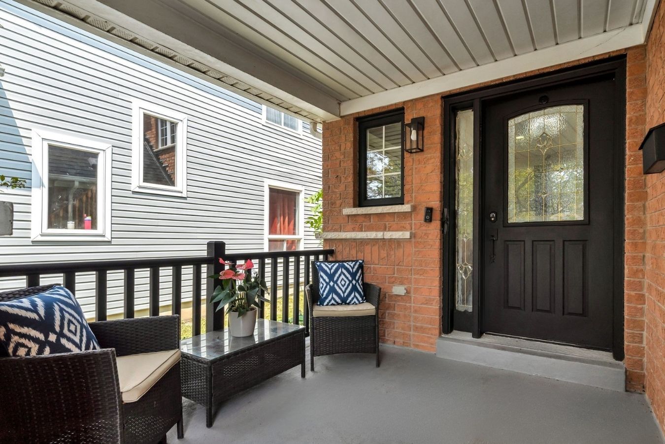 1509 Grandview St N Oshawa Front Entry