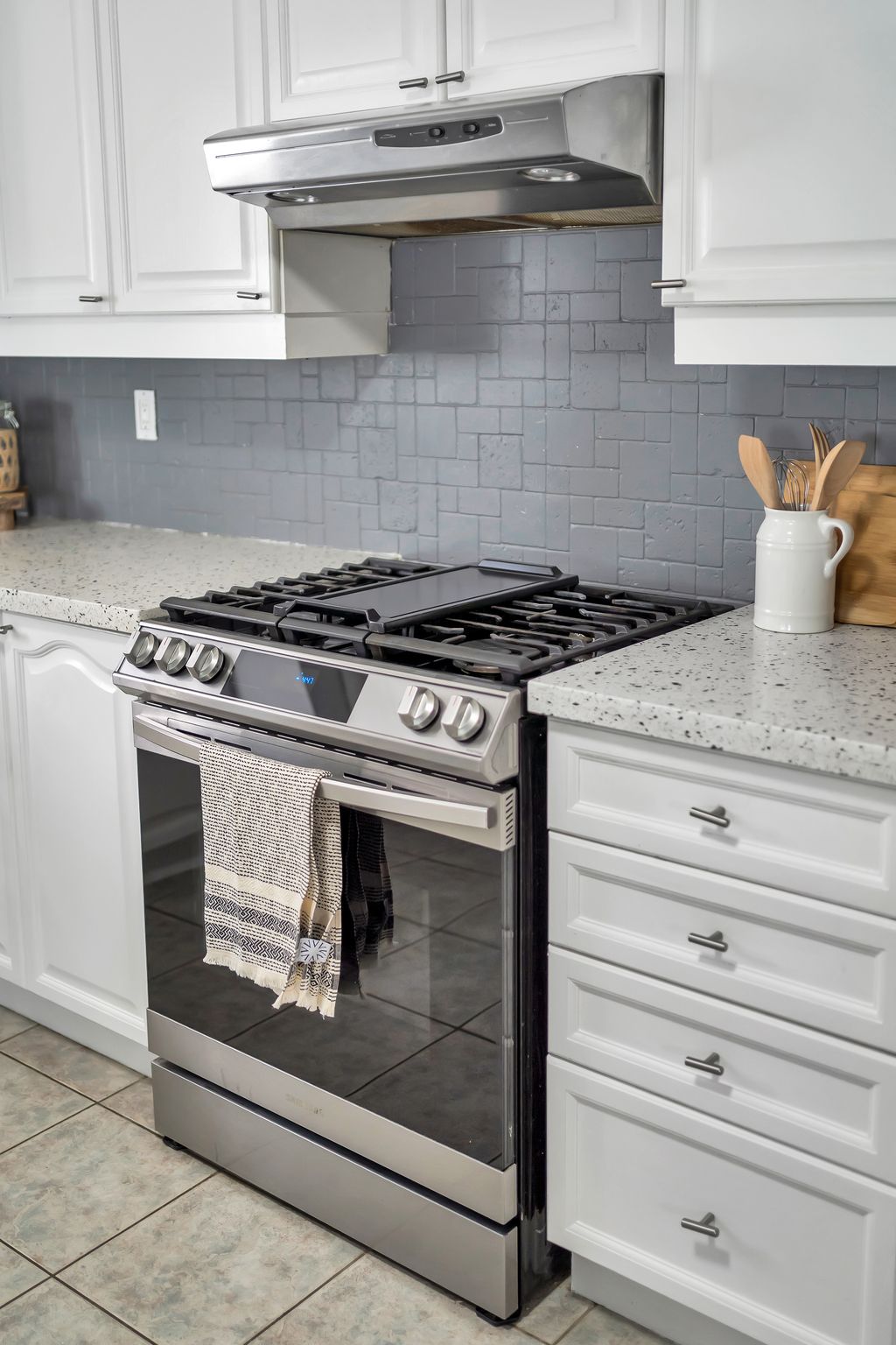 1509 Grandview St N Oshawa Kitchen Gas Stove