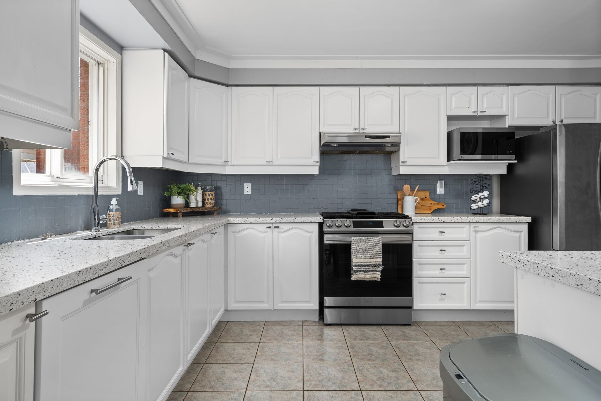 1509 Grandview St N Oshawa Kitchen Stove