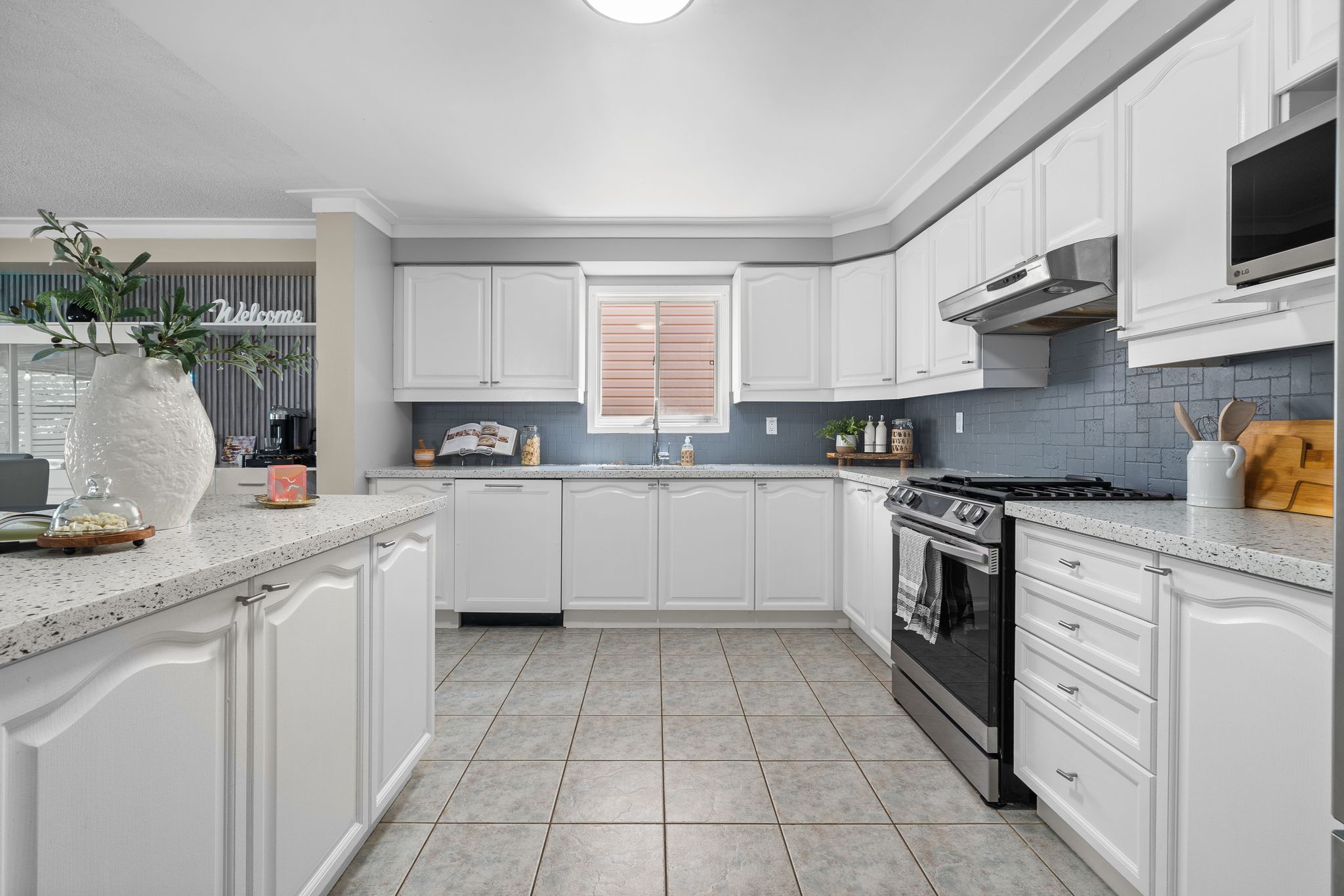1509 Grandview St N Oshawa Kitchen