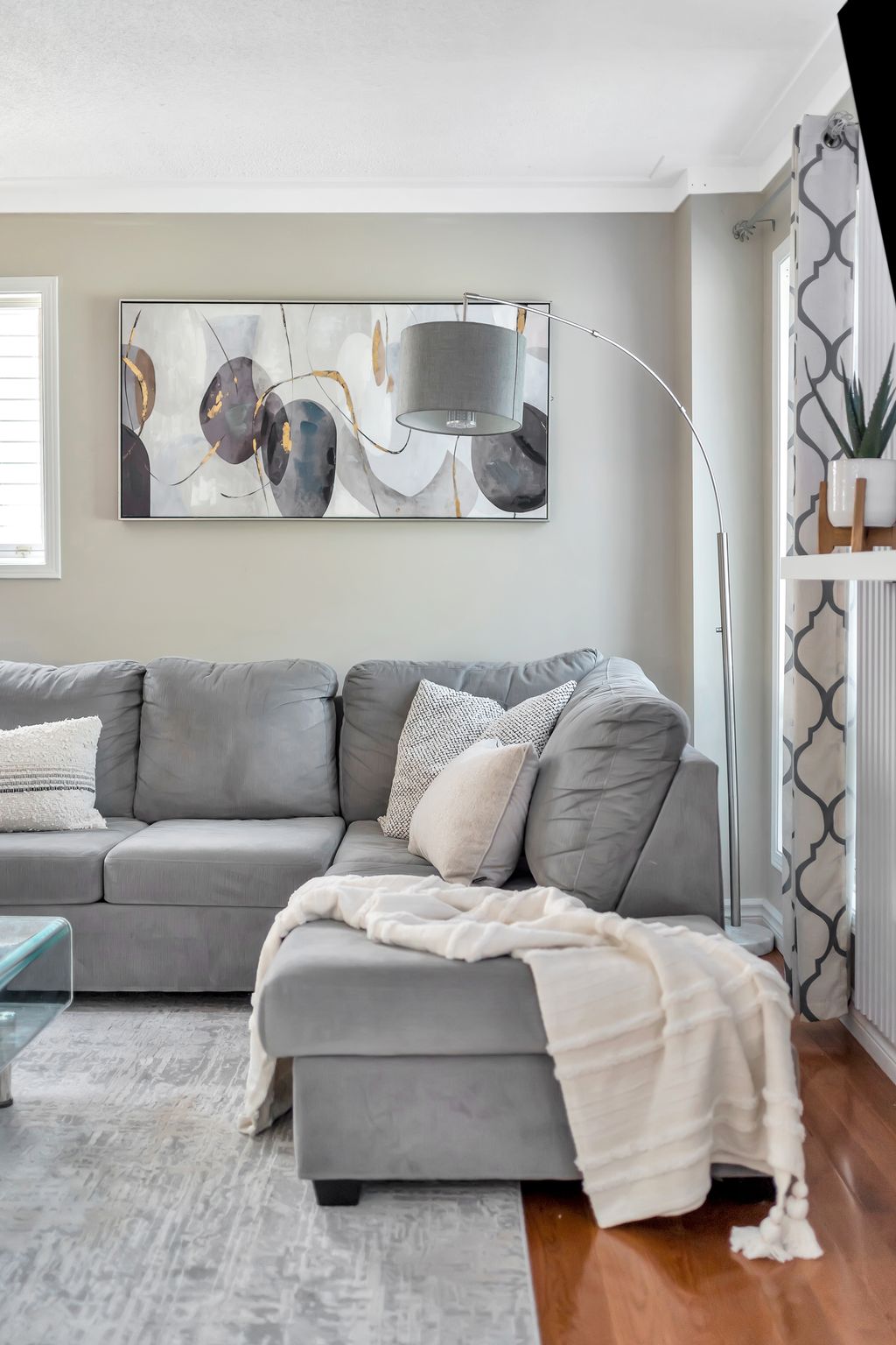 1509 Grandview St N Oshawa Sofa