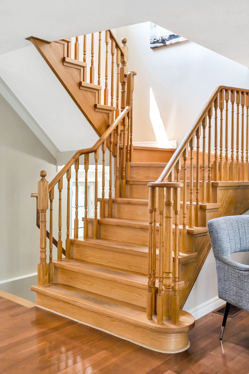 1509 Grandview St N Oshawa Staircase
